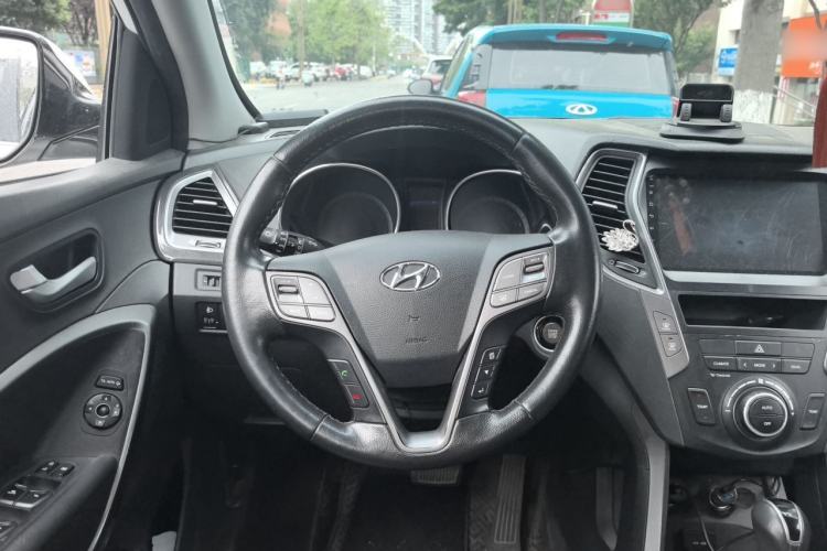 Used Hyundai Santa Fe 2013 2.4L Automatic 4x4 Smart Version Steering Wheel