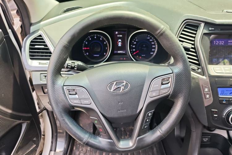 Used Hyundai Santa Fe 2013 2.0T Automatic All-Wheel Drive Top Trim Steering Wheel