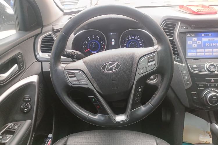 Used Hyundai Santa Fe 2013 Revised Version 2.0T Automatic All-Wheel Drive Top-Tier Trim Steering Wheel