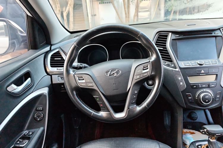 Used Hyundai Santa Fe 2013 2.4L Automatic Two-Wheel Drive Smart Version Steering Wheel