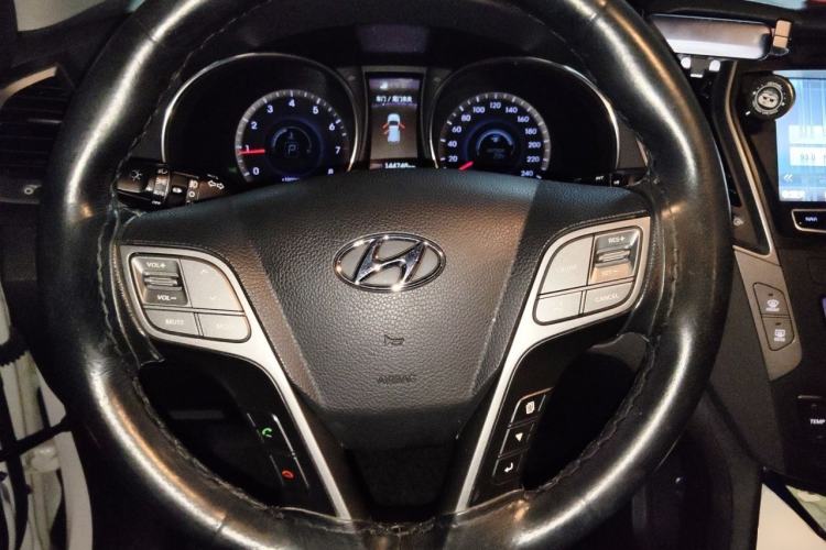 Used Hyundai Santa Fe 2013 2.4L Automatic Two-Wheel Drive Smart Version Steering Wheel