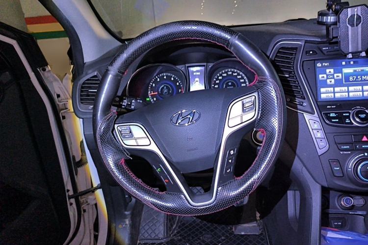 Used Hyundai Santa Fe 2013 2.4L Automatic 4x4 Prestige Edition Steering Wheel