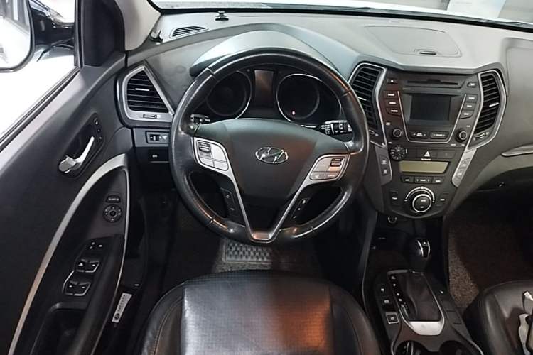 Used Hyundai Santa Fe 2013 2.0T Automatic All-Wheel Drive Prestige Version Steering Wheel