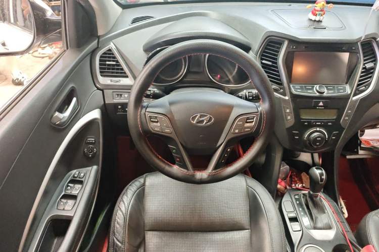 Used Hyundai Santa Fe 2013 2.4L Automatic Two-Wheel Drive Smart Version Steering Wheel