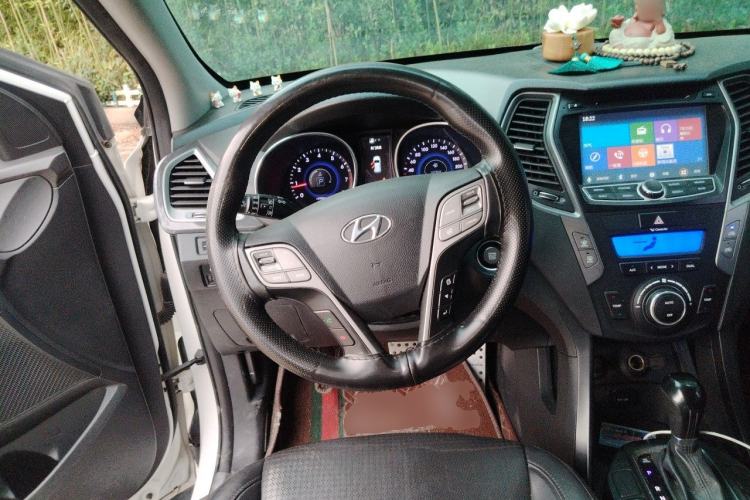 Used Hyundai Santa Fe 2013 2.4L Automatic Two-Wheel Drive Smart Version Steering Wheel