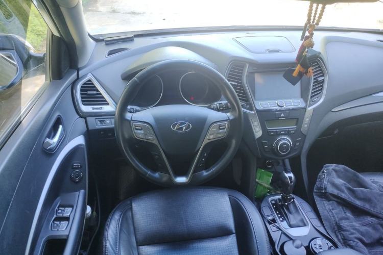 Used Hyundai Santa Fe 2013 2.4L Automatic Two-Wheel Drive Smart Version Steering Wheel