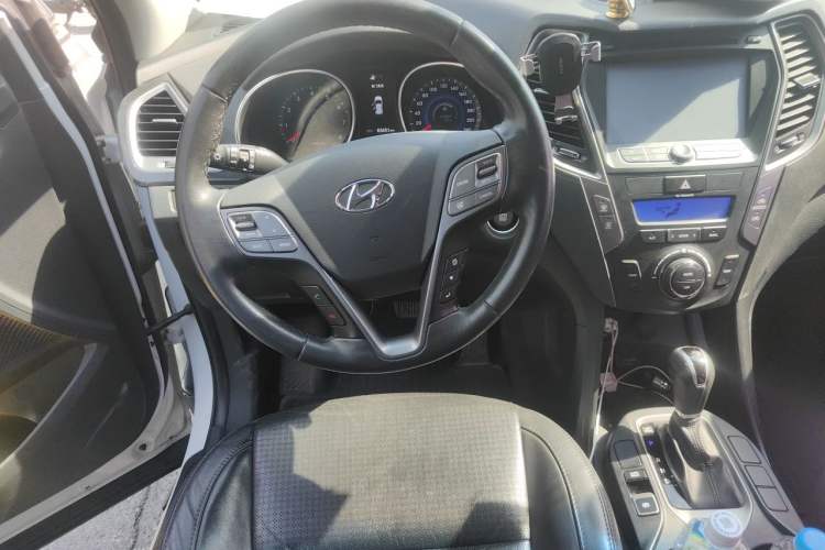 Used Hyundai Santa Fe 2013 2.4L Automatic Two-Wheel Drive Smart Version Steering Wheel