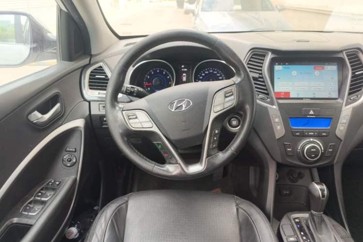 Used Hyundai Santa Fe 2013 2.4L Automatic Two-Wheel Drive Smart Version Steering Wheel