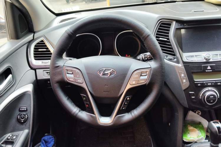 Used Hyundai Santa Fe 2013 2.4L Automatic Two-Wheel Drive Smart Version Steering Wheel