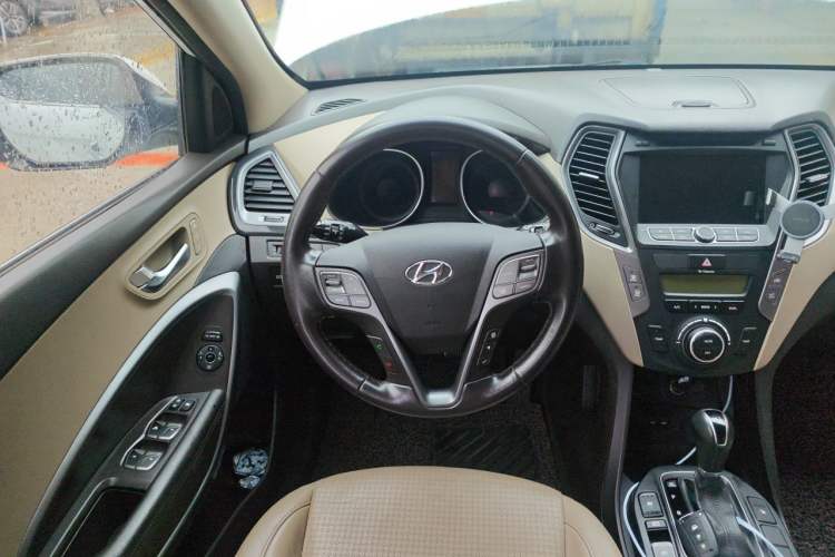 Used Hyundai Santa Fe 2013 2.4L Automatic 4x4 Prestige Edition Steering Wheel