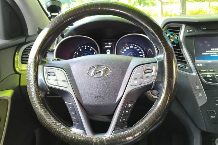Used Hyundai Santa Fe 2013 2.0T Automatic All-Wheel Drive Prestige Version Steering Wheel