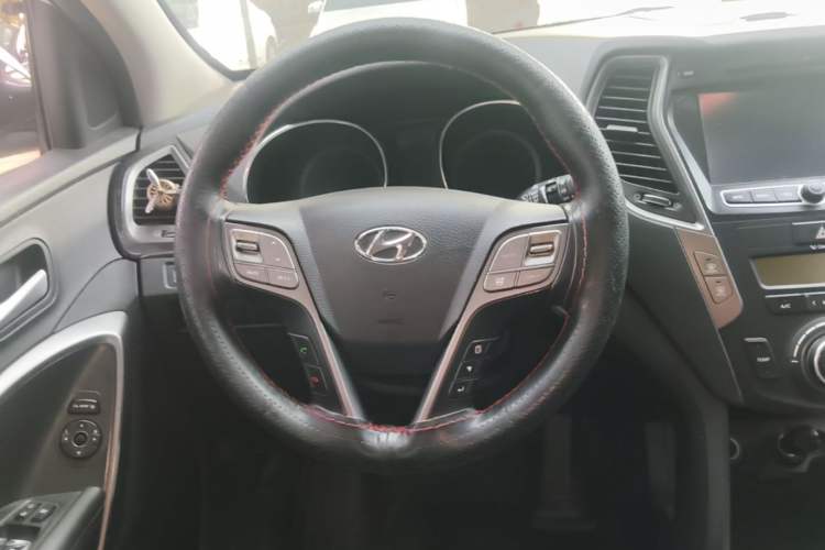 Used Hyundai Santa Fe 2013 2.4L Automatic Two-Wheel Drive Smart Version Steering Wheel