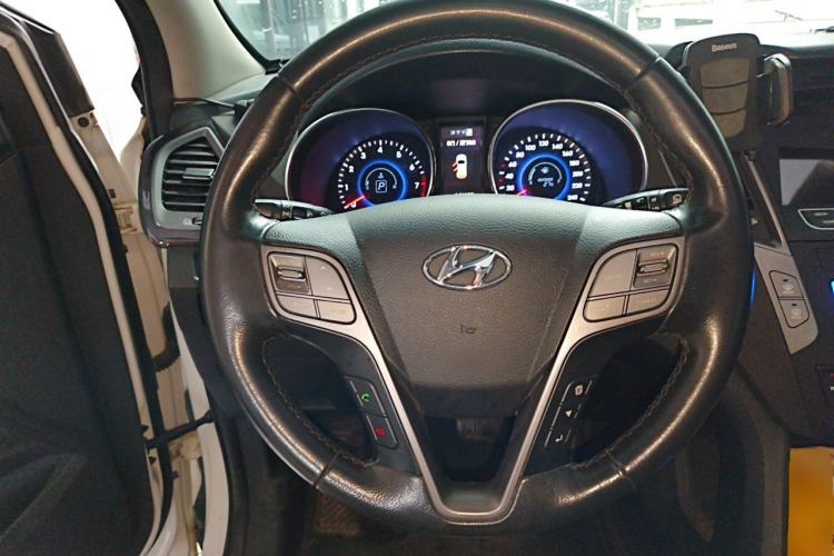 Used Hyundai Santa Fe 2013 2.4L Automatic 4x4 Smart Version Steering Wheel