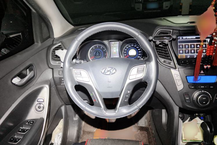 Used Hyundai Santa Fe 2013 2.4L Automatic Two-Wheel Drive Smart Version Steering Wheel