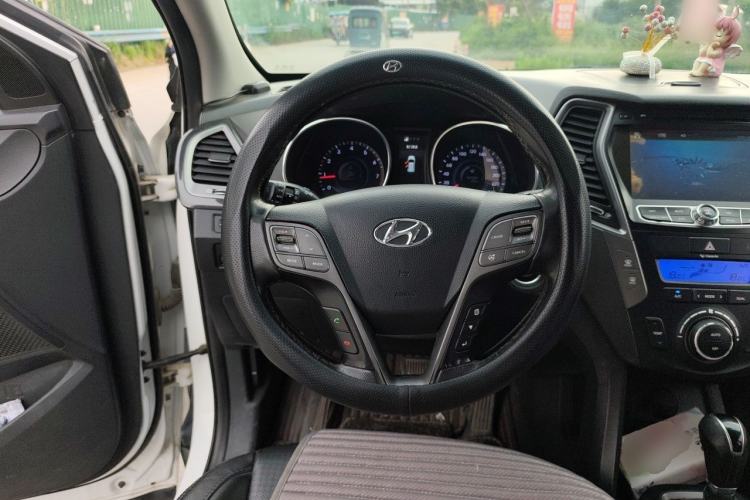 Used Hyundai Santa Fe 2013 2.4L Automatic Two-Wheel Drive Smart Version Steering Wheel