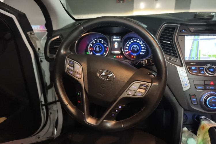 Used Hyundai Santa Fe 2013 Revised Version 2.0T Automatic All-Wheel Drive Top-Tier Trim Steering Wheel