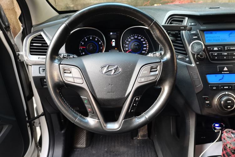 Used Hyundai Santa Fe 2013 2.4L Automatic Two-Wheel Drive Smart Version Steering Wheel