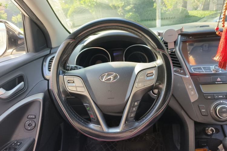 Used Hyundai Santa Fe 2013 2.4L Automatic Two-Wheel Drive Smart Version Steering Wheel