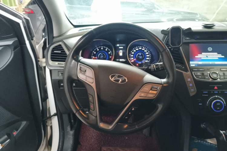 Used Hyundai Santa Fe 2013 2.0T Automatic All-Wheel Drive Top Trim Steering Wheel