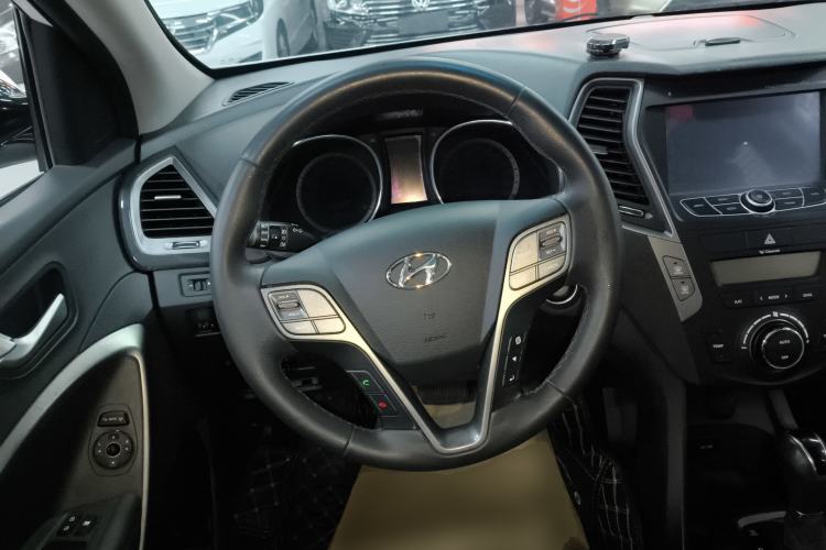 Used Hyundai Santa Fe 2013 2.4L Automatic Two-Wheel Drive Smart Version Steering Wheel