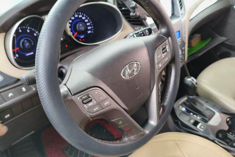 Used Hyundai Santa Fe 2013 2.4L Automatic Two-Wheel Drive Smart Version Steering Wheel