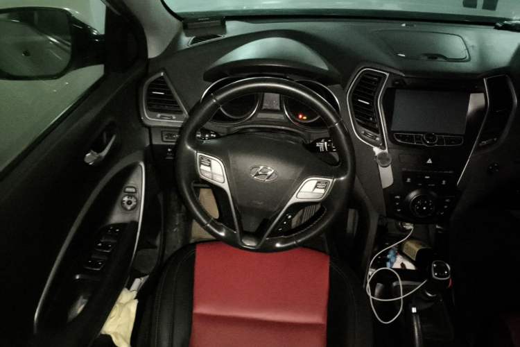 Used Hyundai Santa Fe 2013 2.4L Manual Two-Wheel Drive Comfort Version Steering Wheel