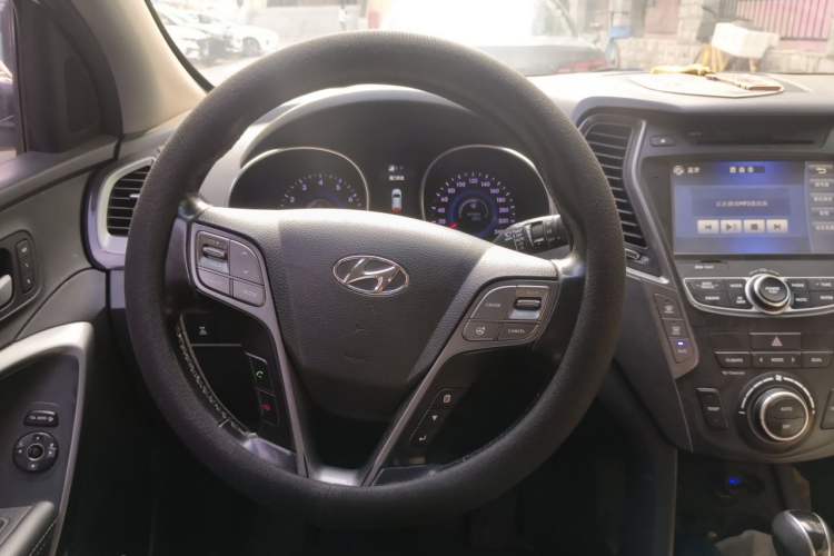 Used Hyundai Santa Fe 2013 Revised Version 2.4L Automatic All-Wheel Drive Luxury Trim Steering Wheel