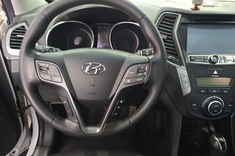 Used Hyundai Santa Fe 2013 2.4L Automatic Two-Wheel Drive Smart Version Steering Wheel