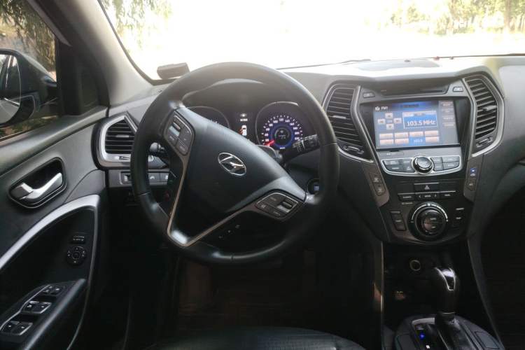 Used Hyundai Santa Fe 2013 2.4L Automatic 4x4 Smart Version Steering Wheel