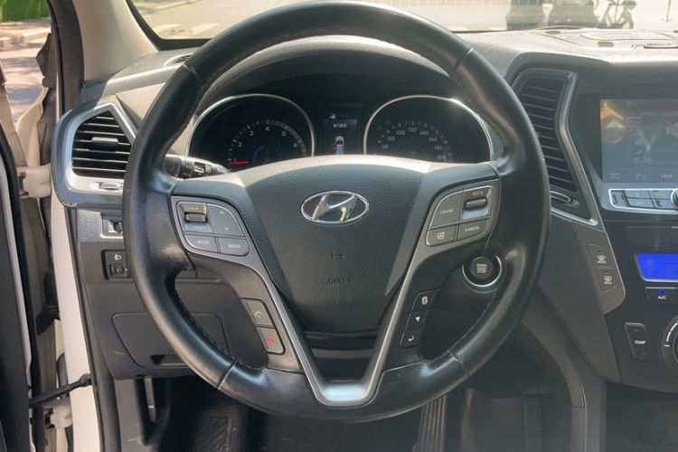 Used Hyundai Santa Fe 2013 2.4L Automatic Two-Wheel Drive Smart Version Steering Wheel