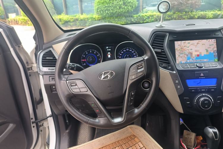 Used Hyundai Santa Fe 2013 2.4L Automatic Two-Wheel Drive Smart Version Steering Wheel
