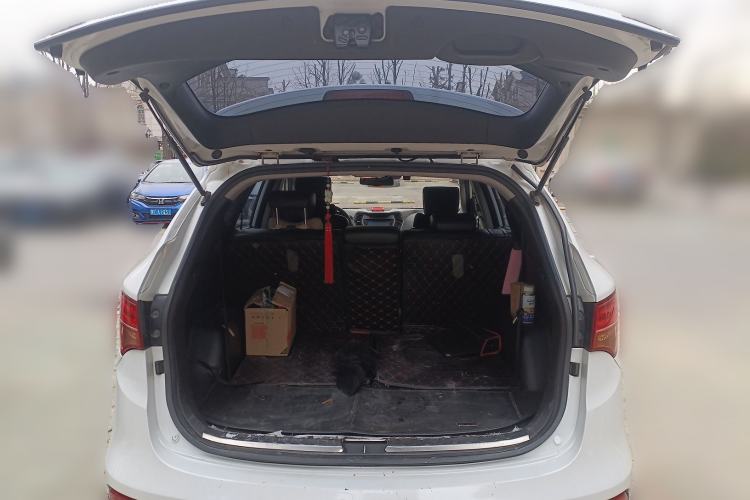 Used Hyundai Santa Fe 2013 Revised Version 2.0T Automatic All-Wheel Drive Top-Tier Trim Trunk