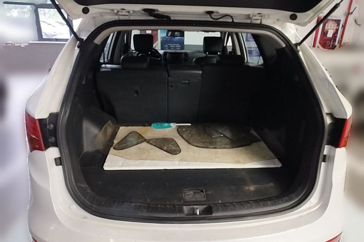 Used Hyundai Santa Fe 2013 2.0T Automatic All-Wheel Drive Prestige Version Trunk