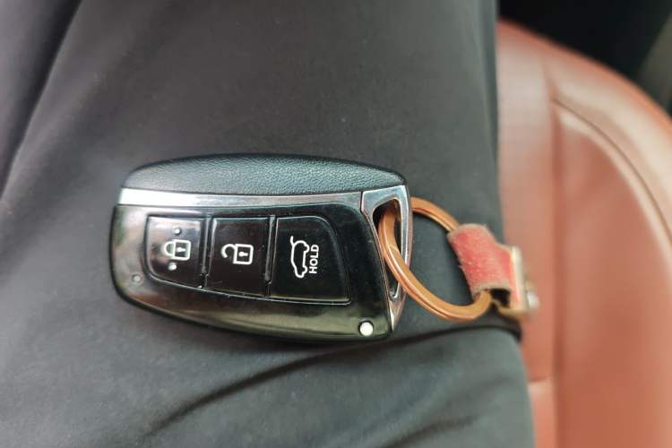 Used Hyundai Santa Fe 2013 Revised Version 2.4L Automatic All-Wheel Drive Luxury Trim Vehicle Key