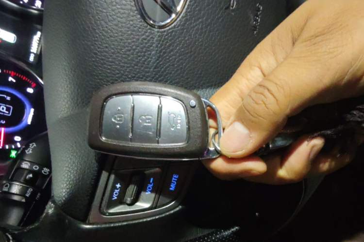 Used Hyundai Santa Fe 2013 2.0T Automatic All-Wheel Drive Top Trim Vehicle Key