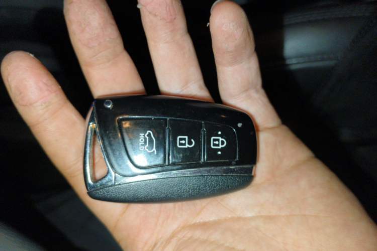 Used Hyundai Santa Fe 2013 2.4L Automatic 4x4 Prestige Edition Vehicle Key