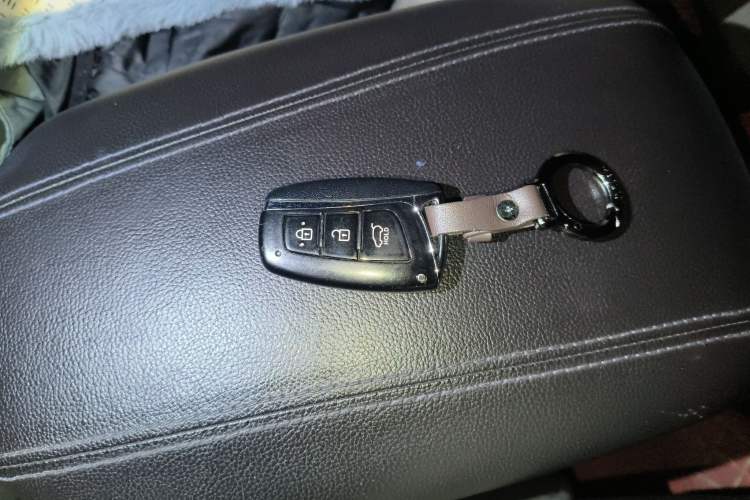 Used Hyundai Santa Fe 2013 2.4L Automatic Two-Wheel Drive Smart Version Vehicle Key