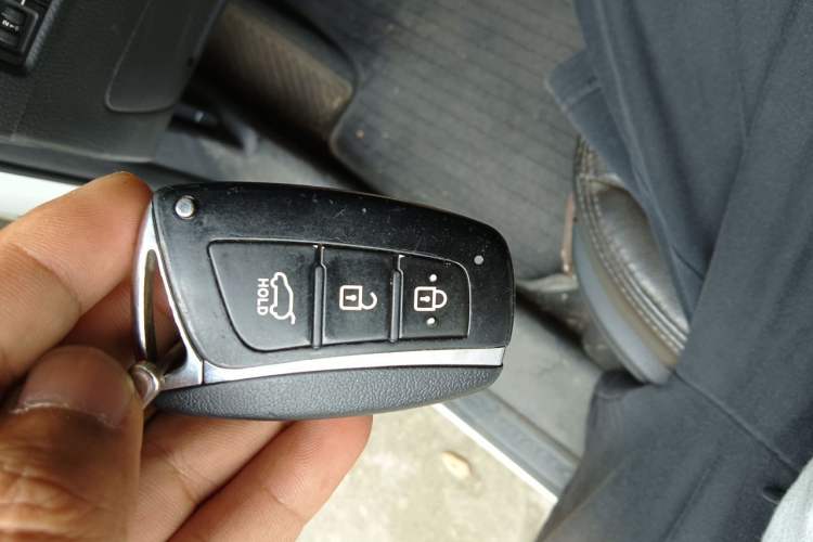 Used Hyundai Santa Fe 2013 2.4L Automatic Two-Wheel Drive Smart Version Vehicle Key