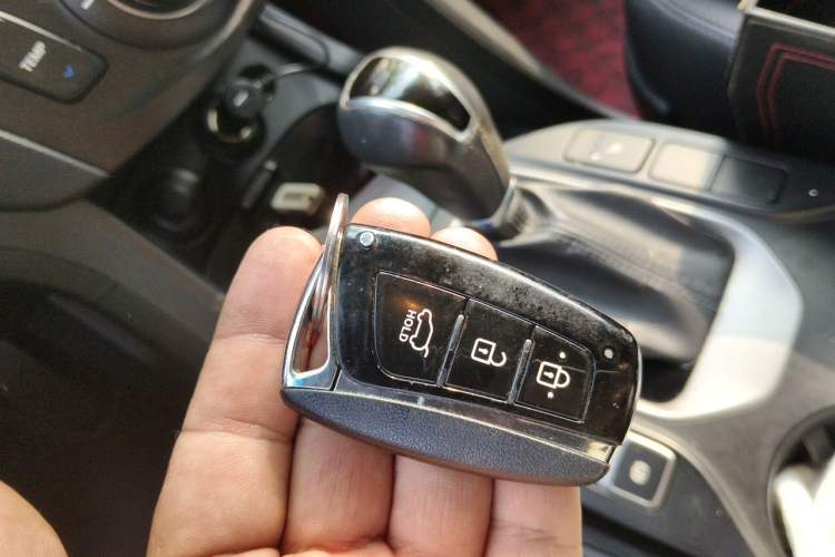 Used Hyundai Santa Fe 2013 Revised Version 2.4L Automatic All-Wheel Drive Luxury Trim Vehicle Key