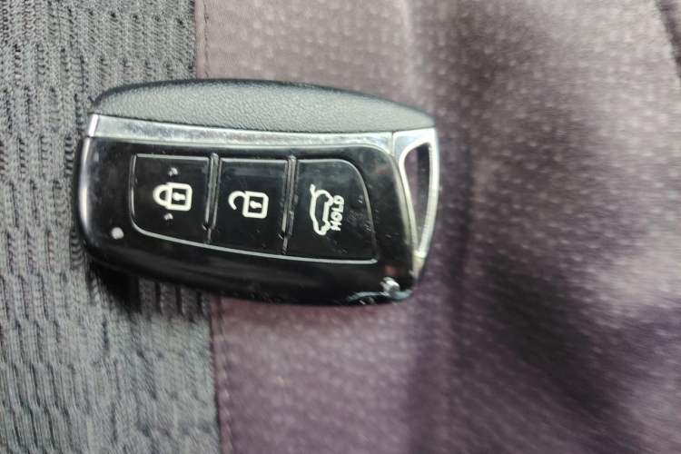 Used Hyundai Santa Fe 2013 2.4L Automatic Two-Wheel Drive Smart Version Vehicle Key