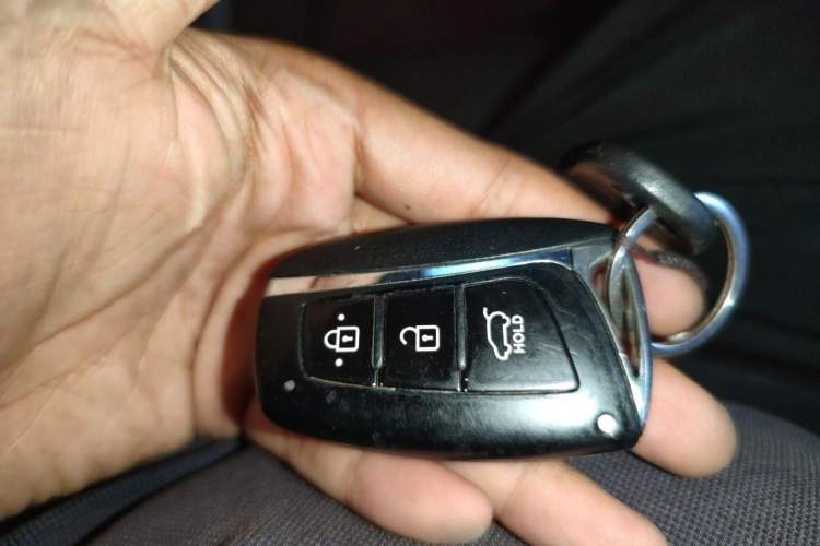 Used Hyundai Santa Fe 2013 2.4L Automatic Two-Wheel Drive Smart Version Vehicle Key