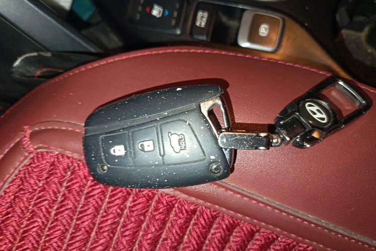 Used Hyundai Santa Fe 2013 2.0T Automatic All-Wheel Drive Top Trim Vehicle Key