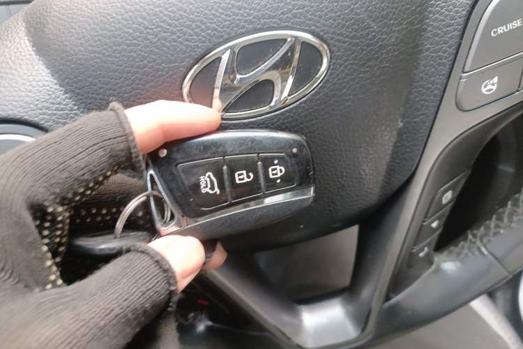 Used Hyundai Santa Fe 2013 Revised Version 2.0T Automatic All-Wheel Drive Top-Tier Trim Vehicle Key