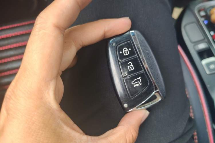 Used Hyundai Santa Fe 2013 2.4L Automatic Two-Wheel Drive Smart Version Vehicle Key