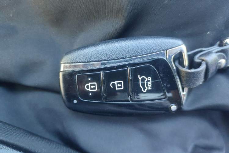 Used Hyundai Santa Fe 2013 2.4L Automatic Two-Wheel Drive Smart Version Vehicle Key