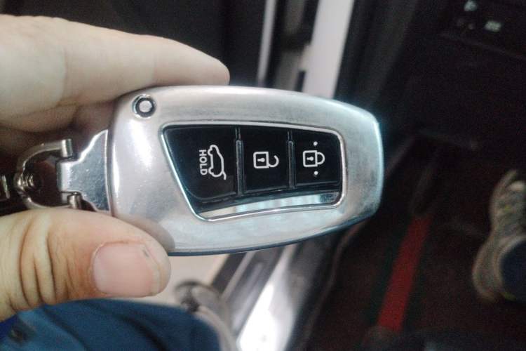 Used Hyundai Santa Fe 2013 2.4L Automatic Two-Wheel Drive Smart Version Vehicle Key