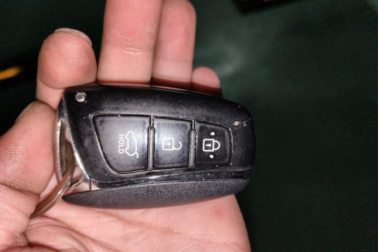 Used Hyundai Santa Fe 2013 2.4L Automatic Two-Wheel Drive Smart Version Vehicle Key