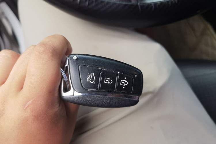 Used Hyundai Santa Fe 2013 2.4L Automatic Two-Wheel Drive Smart Version Vehicle Key