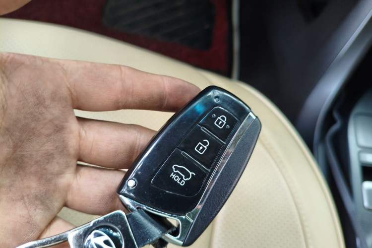 Used Hyundai Santa Fe 2013 2.4L Automatic Two-Wheel Drive Smart Version Vehicle Key