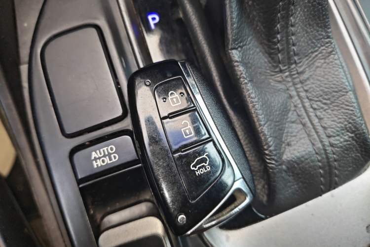 Used Hyundai Santa Fe 2013 2.4L Automatic Two-Wheel Drive Smart Version Vehicle Key
